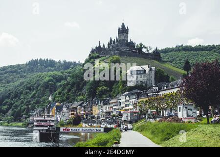 COCHEM, GERMANIA - MAGGIO 23 2019: Vista della pittoresca città di Cochem con il suo famoso castello imperiale in cima alla collina. Cochem si trova a Moselle ri Foto Stock