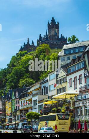 COCHEM, GERMANIA - MAGGIO 23 2019: Vista della pittoresca città di Cochem con il suo famoso castello imperiale in cima alla collina. Cochem si trova a Moselle ri Foto Stock