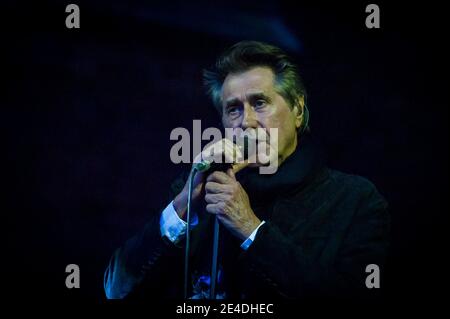 Il traghetto Bryan Ferry suona dal vivo sul palco come parte dell'Hampton Court Palace Festival 2017, Hampton Court Palace, Londra. Foto Stock