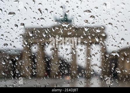 Berlino, Germania. 23 gennaio 2021. La porta di Brandeburgo si può vedere dietro una finestra piovosa. Credit: Christophe Gateau/dpa/Alamy Live News Foto Stock