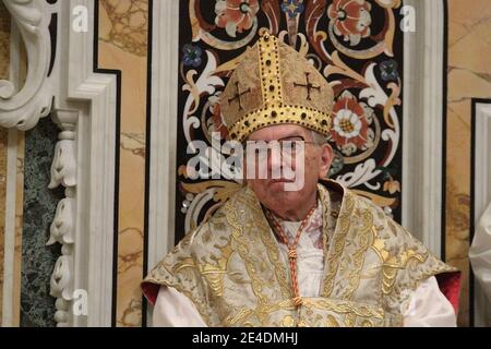 Cassino, Italia - 21 marzo 2013: Il Cardinale Giovanni Battista Re celebra la messa nell'abbazia di Montecassino per i festeggiamenti benedettini Foto Stock
