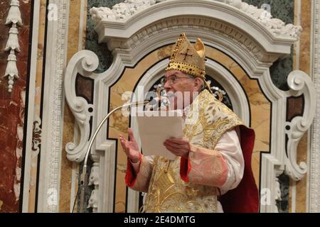 Cassino, Italia - 21 marzo 2013: Il Cardinale Giovanni Battista Re celebra la messa nell'abbazia di Montecassino per i festeggiamenti benedettini Foto Stock