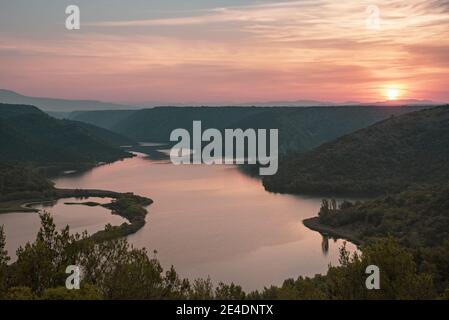 Incredibile alba sul fiume Krka nel Parco Nazionale in Croazia, bellissimo paesaggio, attrazione turistica, concetto turistico estivo Foto Stock