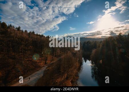 Bellissimo paesaggio di una valle in montagna. Cielo blu e lago nella foresta. Foto Stock