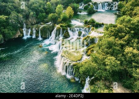 Incredibili cascate al Parco Nazionale di Krka in Croazia, bellissimo paesaggio, attrazione turistica, concetto turistico estivo Foto Stock