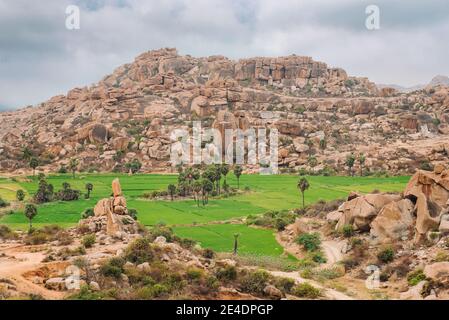 Splendido paesaggio di montagna roccioso di risaie e colline intorno a Hampi, Karnataka, India Foto Stock