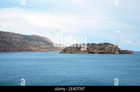 Vista sull'isola di Spinalonga e le rovine, l'isola di Creta, Grecia Foto Stock