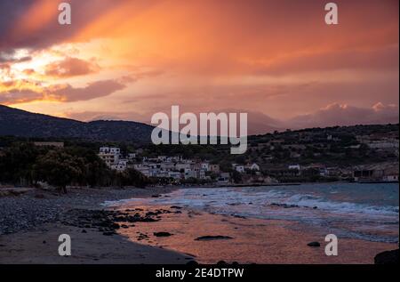 Splendida vista sulla spiaggia di Pachia Ammos al tramonto con un cielo spettacolare. Isola di Creta , Grecia Foto Stock