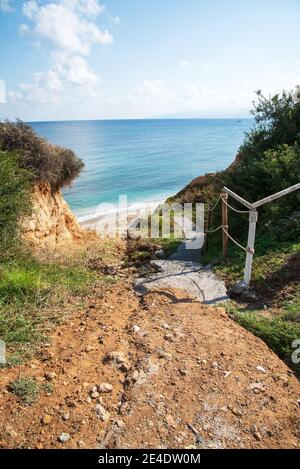 Incredibile spiaggia di Sarantari con vividi colori blu acqua e giallo Sabbia nell'isola di Creta Foto Stock