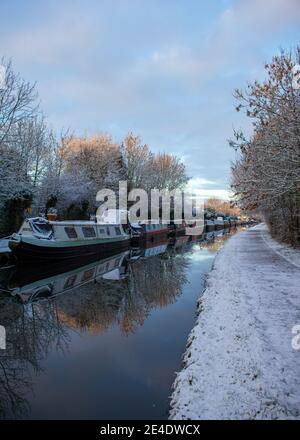 Riflessioni in un canale di Birmingham in una mattina innevata. Foto Stock