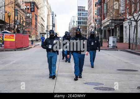 Washington, DC, Stati Uniti. 20 gennaio 2021. Ufficiali di polizia dall'Alabama arrivano a Washington, DC Washington, DC, USA 20 gennaio 2021. (Foto di Steve Sanchez/Sipa USA) Credit: Sipa USA/Alamy Live News Foto Stock