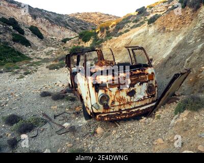 Vecchio pulmino Volkswagen arrugginito abbandonato su un'isola greca Foto Stock