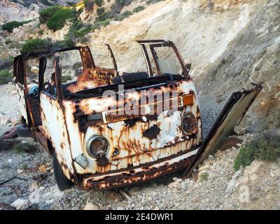 Vecchio pulmino Volkswagen arrugginito abbandonato su un'isola greca Foto Stock