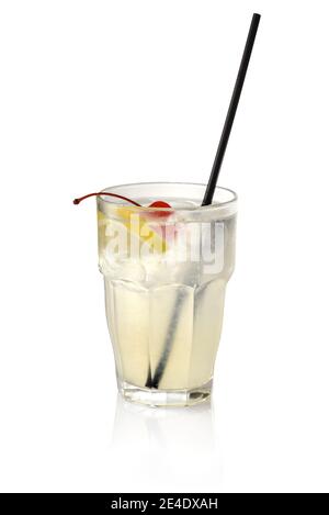 Gin fizz cocktail con fetta di limone, ciliegia candita, cubetti di ghiaccio e paglia nera in vetro isolato su sfondo bianco Foto Stock