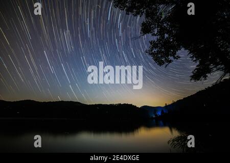 Star Trails su un lago in Appalachia centrale. Foto Stock