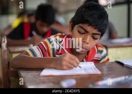 Kerala. India. 08-10-2018. I bambini che frequentano una classe notturna per terminare i compiti per il giorno seguente. Foto Stock