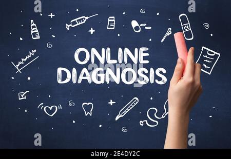 Disegno a mano la diagnosi on line iscrizione con gesso bianco sulla lavagna, concetto medico Foto Stock