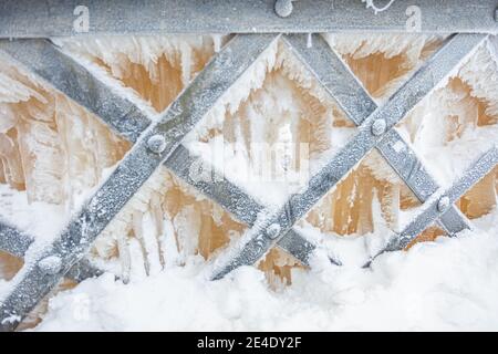 Ponte ghiacciato, ringhiere in ghisa. Primo piano. Concetto di gelo, ghiaccio, freddo. Foto di alta qualità Foto Stock