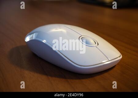 Mouse per computer moderno che utilizza la tecnologia wireless. Foto Stock