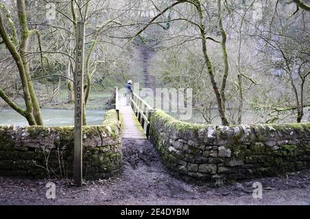 Passerella sul fiume Wye a Litton Mill nel Derbyshire Foto Stock