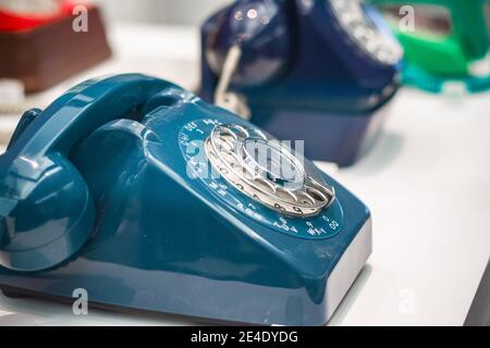 Telefono retro con filo e manopola su display presso Science Museo di Londra Foto Stock