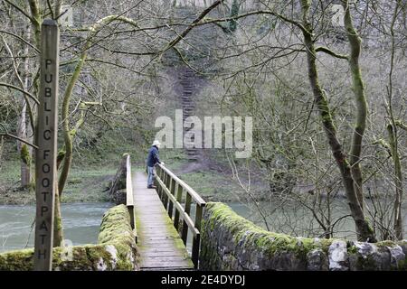 Passerella sul fiume Wye a Litton Mill nel Derbyshire Foto Stock