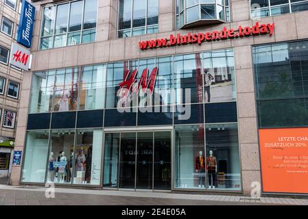 Hannover, Germania - 18 agosto 2019: Facciata di un negozio di abbigliamento HM o H&M in una strada commerciale di Hannover, Germania Foto Stock