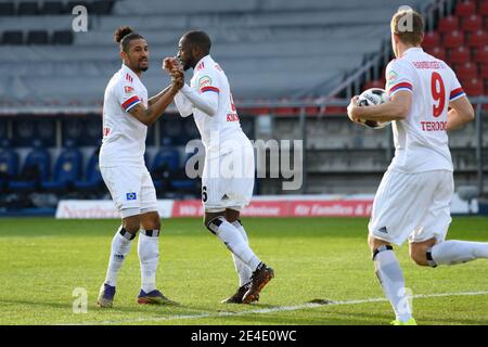 23 gennaio 2021, bassa Sassonia, Brunswick: Calcio: 2. Bundesliga, Eintracht Braunschweig - Hamburger SV, Matchday 17 a Eintracht-Stadion. Jeremy Dudziak (l) di Amburgo e David Kinsombi (M) di Amburgo alto cinque dopo l'obiettivo per 2:2, Simon Terodde, il capocannoniere di Amburgo corre con la palla in mano sulla destra. Foto: Swen Pförtner/dpa - NOTA IMPORTANTE: In conformità alle norme del DFL Deutsche Fußball Liga e/o del DFB Deutscher Fußball-Bund, è vietato utilizzare o utilizzare fotografie scattate nello stadio e/o della partita sotto forma di sequenze e/o video-li Foto Stock