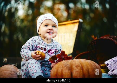 Primo piano di sorridente bambina che tiene in mano la pera nel parco Foto Stock