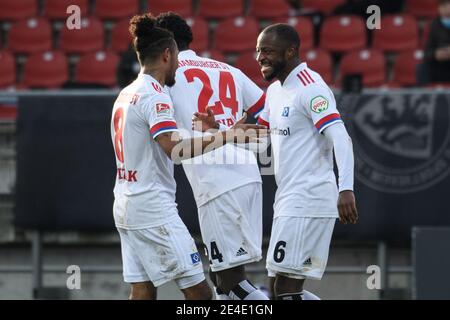 23 gennaio 2021, bassa Sassonia, Brunswick: Calcio: 2. Bundesliga, Eintracht Braunschweig - Hamburger SV, Matchday 17 a Eintracht-Stadion. David Kinsombi (r), il gol scanner di Amburgo, festeggia con Jeremy Dudziak (l) di Amburgo e Amadou Mvom Onana di Amburgo dopo il suo obiettivo di fare 2:4. Foto: Swen Pförtner/dpa - NOTA IMPORTANTE: In conformità con le norme del DFL Deutsche Fußball Liga e/o del DFB Deutscher Fußball-Bund, è vietato utilizzare o utilizzare fotografie scattate nello stadio e/o della partita sotto forma di sequenze di immagini e/o serie di foto di tipo video. Foto Stock