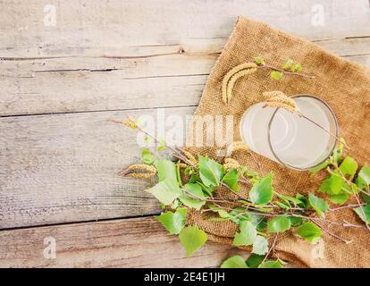 sap di betulla in un bicchiere. Focus.food selettivo Foto Stock