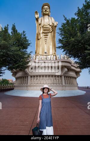 La preghiera e la vista della statua del Buddha d'oro e della statua gigante del Grande Buddha sullo sfondo al Monastero di Fo Guang Shan a Kaohsiung Taiwan Foto Stock