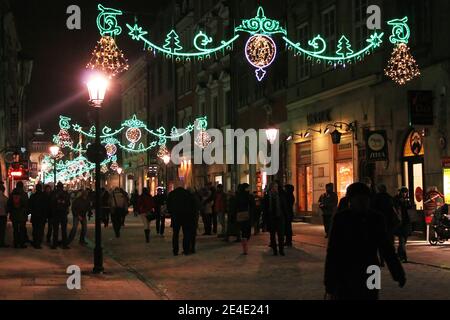 CRACOVIA, POLONIA - 27 DICEMBRE 2010: Persone non identificate e decorazione di Capodanno sulla strada a Cracovia, Polonia Foto Stock