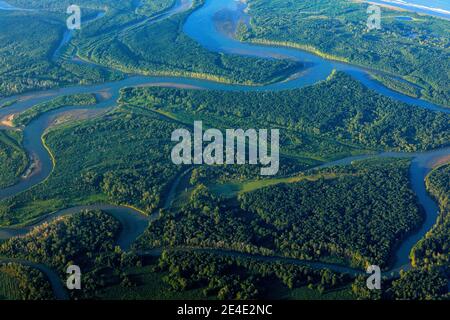 Fiume nel tropico Costa Rica, Corcovado NP. Laghi e fiumi, vista dall'aereo. Erba verde in America Centrale. Alberi con acqua in stagione piovosa. Phot Foto Stock