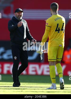 Il manager di Southampton Ralph Hasenhuttl (a sinistra) e il portiere Fraser Forster festeggiano dopo il fischio finale durante la quarta partita degli Emirates fa Cup al St. Mary's Stadium di Southampton. Data immagine: Sabato 23 gennaio 2021. Foto Stock