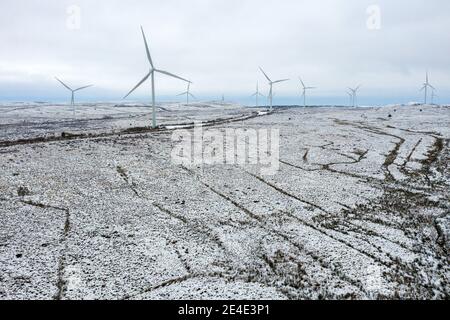 Whitelee Wind Farm, Eaglesham, Scozia, Regno Unito. 15 gennaio 2021. Nella foto: Le persone che camminano e fanno jogging sulla brughiera innevata della Whitelee Wind Farm che si allenano quotidianamente mentre la Scozia è ancora in fase 4 di blocco a causa del Coronavirus (COVID-19) Pandemic. Whitelee Wind Farm visto sotto un tappeto di neve, che è ancora steso sul terreno a causa della sua posizione sul terreno più alto. È popolare con la gente che prende il loro esercizio quotidiano di blocco. Credito: Colin Fisher Foto Stock