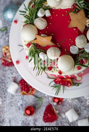 Torta decorata a Natale o Capodanno con glassa di formaggio cremoso e mirtilli rossi Foto Stock