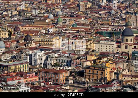 Napoli, centro storico, edifici con tetti. Città Napoli in Italia, viaggiare in Europa. Paesaggio urbano con città, vista aerea. Molte chiesa i Foto Stock