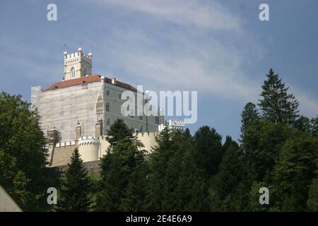 La fortificazione 13 ° secolo Trakošćan, Contea di Varaždin, Croazia, sulla cima della collina, circondato da una bella foresta Foto Stock