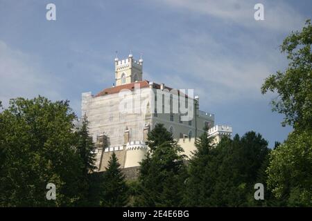 Il forte 13 ° secolo Trakošćan sulla cima della collina, circondato da una bella foresta decidosa, Varaždin County, Croazia Foto Stock