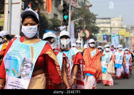 Kolkata, India. 23 gennaio 2021. Il Ministro Capo del Bengala Occidentale Mamata Banerjee inaugura il programma del 125° anniversario di nascita di Netaji a Kolkata il 23 gennaio. Migliaia di persone si uniscono al rally per celebrare la giornata. Netaji Subhas Chandra Bose è nato il 23 gennaio 1897 a Cuttack. È conosciuto fra i combattenti di libertà più venerati dell'India. (Foto di Snehasish Bodhak/Pacific Press) Credit: Pacific Press Media Production Corp./Alamy Live News Foto Stock