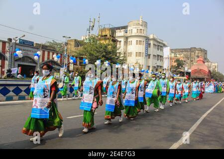 Kolkata, India. 23 gennaio 2021. Il Ministro Capo del Bengala Occidentale Mamata Banerjee inaugura il programma del 125° anniversario di nascita di Netaji a Kolkata il 23 gennaio. Migliaia di persone si uniscono al rally per celebrare la giornata. Netaji Subhas Chandra Bose è nato il 23 gennaio 1897 a Cuttack. È conosciuto fra i combattenti di libertà più venerati dell'India. (Foto di Snehasish Bodhak/Pacific Press) Credit: Pacific Press Media Production Corp./Alamy Live News Foto Stock