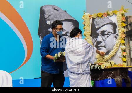 Kolkata, India. 23 gennaio 2021. Il Ministro Capo del Bengala Occidentale Mamata Banerjee inaugura il programma del 125° anniversario di nascita di Netaji a Kolkata il 23 gennaio. Migliaia di persone si uniscono al rally per celebrare la giornata. Netaji Subhas Chandra Bose è nato il 23 gennaio 1897 a Cuttack. È conosciuto fra i combattenti di libertà più venerati dell'India. (Foto di Snehasish Bodhak/Pacific Press) Credit: Pacific Press Media Production Corp./Alamy Live News Foto Stock