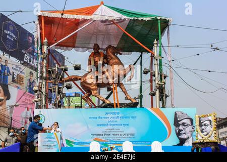 Kolkata, India. 23 gennaio 2021. Il Ministro Capo del Bengala Occidentale Mamata Banerjee inaugura il programma del 125° anniversario di nascita di Netaji a Kolkata il 23 gennaio. Migliaia di persone si uniscono al rally per celebrare la giornata. Netaji Subhas Chandra Bose è nato il 23 gennaio 1897 a Cuttack. È conosciuto fra i combattenti di libertà più venerati dell'India. (Foto di Snehasish Bodhak/Pacific Press) Credit: Pacific Press Media Production Corp./Alamy Live News Foto Stock