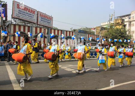 Kolkata, India. 23 gennaio 2021. Il Ministro Capo del Bengala Occidentale Mamata Banerjee inaugura il programma del 125° anniversario di nascita di Netaji a Kolkata il 23 gennaio. Migliaia di persone si uniscono al rally per celebrare la giornata. Netaji Subhas Chandra Bose è nato il 23 gennaio 1897 a Cuttack. È conosciuto fra i combattenti di libertà più venerati dell'India. (Foto di Snehasish Bodhak/Pacific Press) Credit: Pacific Press Media Production Corp./Alamy Live News Foto Stock