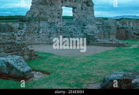 Rovine di Viroconium Cornoviorum, la quarta città più grande della Gran Bretagna romana a Wroxeter, Shropshire, Inghilterra. Caldarium. Scansione di archivio da un vetrino. Settembre 1972. Foto Stock