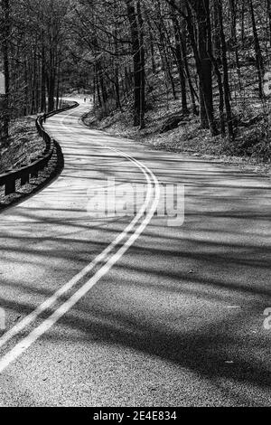 Il Blue Ridge Parkway si aggira intorno alle colline vicino ad Asheville, North Carolina, USA Foto Stock