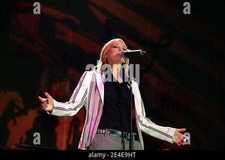 Natalie Appleton di Appleton in scena al 'Chris Tarrant Capital Request Concert' che si tiene alla Wembley Arena di Londra, Regno Unito. 7 settembre 2002 Foto Stock