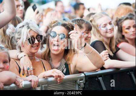 I festaioli del festival si esibono nella folla principale al festival Common People, Southampton Common, Southampton. Foto Stock