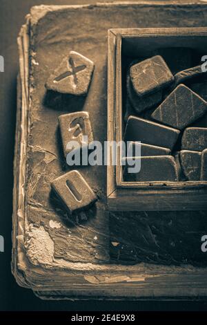 Closeup di pietre antiche rune con alfabeto futhark e vecchio prenota Foto Stock